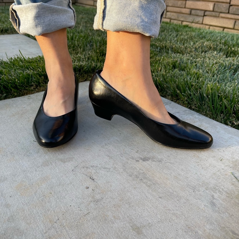 Hush puppies made in USA black heel. Leather upper. Size 8.5